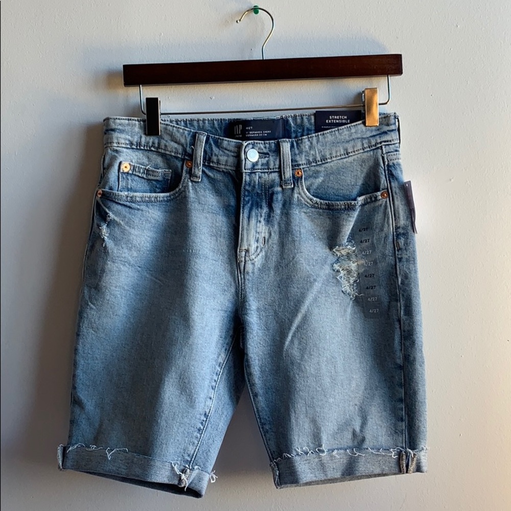 Mid Rise Demin Shorts NWT Sz 4 .